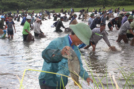 Hàng trăm người dân Hà Tĩnh đội nắng, lao xuống đầm Vực tìm vận may