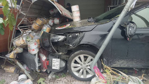 Ô tô lao lên vỉa hè, đâm nát nhiều xe máy ở Hà Tĩnh