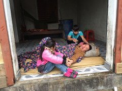 Xót xa cảnh cha bệnh nằm liệt giường, mẹ bỏ đi khiến 2 con nguy cơ thất học