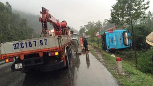 Tránh xe tải gặp nạn, xe khách chở 22 người lật nghiêng bên quốc lộ ở Hà Tĩnh
