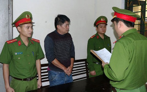 Khởi tố vợ chồng tài xế xe ‘dù’ giả xe buýt đánh chảy máu mũi hành khách ở Hà Tĩnh