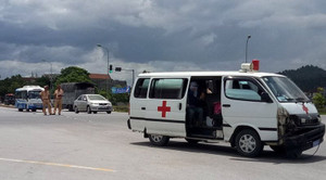 Bi hài tư nhân sở hữu xe cứu thương, xe biển xanh: Côn đồ biến thành cán bộ