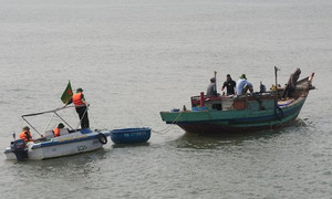 Cứu thuyền trưởng bị thủng dạ dày trên biển Cửa Lò