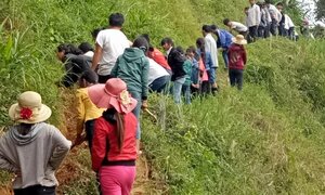Hàng trăm giáo viên, học sinh khoét núi đưa nước về khu nội trú