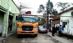 Dân mang gạch đá, sào tre lập chốt chặn đường xe chở vật liệu xây trường mầm non