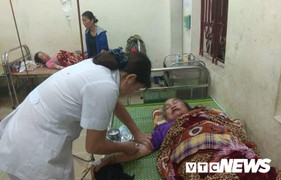 Ngồi chơi trong nhà, 4 người bị sét đánh bất tỉnh