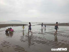 Ảnh: Bão số 3 giật cấp 11 sắp đổ bộ, du khách vẫn vô tư tắm biển Cửa Lò