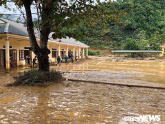 Lũ kéo về trong đêm, huyện miền núi Nghệ An vùi trong bùn đất