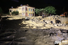 Trắng đêm tìm người mất tích do lũ quét ở Mù Cang Chải