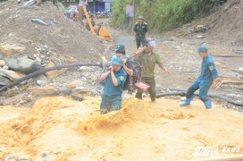 Ảnh: Căng mình giúp dân khắc phục hậu quả lũ quét ở Mù Cang Chải