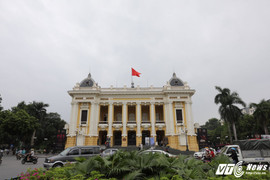 Theo chân những người khách đầu tiên của tour tham quan Nhà hát Lớn Hà Nội