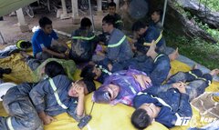 Ảnh: 10 tiếng căng mình tìm kiếm 18 nạn nhân bị chôn vùi trong đất đá Hòa Bình