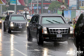 'Quái thú' của Tổng thống Trump lăn bánh trong mưa tầm tã ở Đà Nẵng