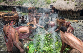 Bộ tộc kỳ dị giữ xác ướp trong nhà, cắt đốt ngón tay tưởng nhớ người chết