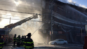 Ảnh: Chung cư New York cháy lớn liên tiếp, lính cứu hỏa dập lửa trong băng giá