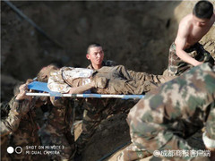 Hàng chục cảnh sát dùng tay đào đất cứu người bị chôn sống