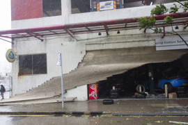 Video: Tòa nhà ở Hong Kong đung đưa, kính vỡ tung tóe trong bão MANGKHUT