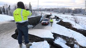Ảnh: Quang cảnh đổ nát sau động đất 7 độ richter rung chuyển Alaska