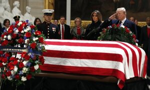 Ảnh: Tổng thống Trump giơ tay chào trước linh cữu cố Tổng thống George H.W. Bush