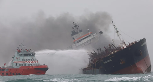 Video: Tàu chở dầu gắn cờ Việt Nam bốc cháy dữ dội ngoài khơi Hồng Kông