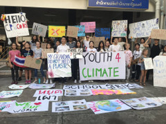 Ảnh: Học sinh trên khắp thế giới đồng loạt nghỉ học kêu gọi chống biến đổi khí hậu