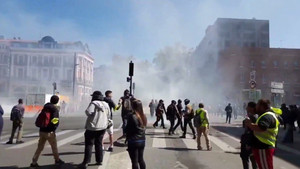 Biểu tình áo vàng kéo dài sang tuần thứ 22, hơi cay vẫn ngập đường phố Pháp