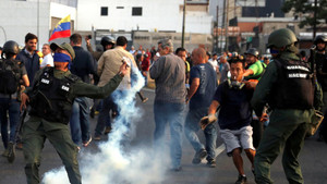 Video: Tiếng súng nổ, hơi cay tràn ngập đường cao tốc Venezuela