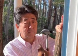 Thủ tướng Nhật đăng video tự lắp miếng gõ cửa gây ‘bão’ mạng