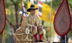 Vua Thái Lan đội vương miện vàng 7,3 kg, ngồi kiệu 16 người khiêng trong lễ đăng quang