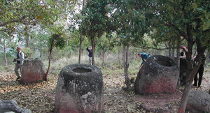 Bí ẩn hơn một trăm 'chum của người chết' trong rừng ở Lào