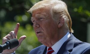 Tổng thống Trump chỉ vào đầu, nói hạn chót cho Trung Quốc ‘nằm ở đây’