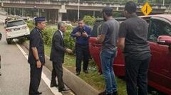 Quốc vương Malaysia xuống xe giúp người gặp tai nạn bên đường