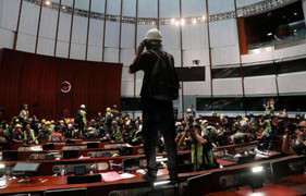 Cảnh sát Hong Kong dùng hơi cay, dùi cui giành lại tòa nhà lập pháp từ người biểu tình