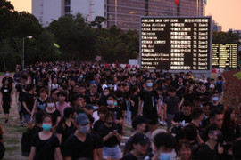 Người biểu tình ngày càng phẫn nộ, sân bay Hong Kong ‘thất thủ’