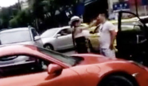 Vợ lái Porsche đánh người đi đường, một cảnh sát trưởng ở Trung Quốc bị cách chức