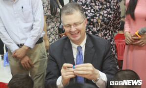 Đại sứ Mỹ tham gia múa lân, nặn bánh đón Trung thu cùng thiếu nhi Việt Nam