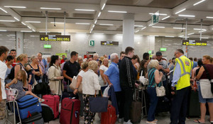 Công ty du lịch 178 tuổi của Anh phá sản, hàng trăm nghìn du khách mắc kẹt