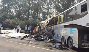 Trung Quốc: Xe khách nổ lốp đâm xe tải trên đường cao tốc, hàng chục người chết