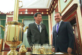 Tổng thống Philippines bị chỉ trích ăn mặc xộc xệch khi đến Nga