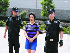 'Chị đại' khét tiếng Trung Quốc cùng lúc mua vui với hàng chục trai trẻ