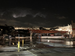 Cảnh tượng như 'ngày tận thế' khi vòi rồng quét qua Texas, Mỹ