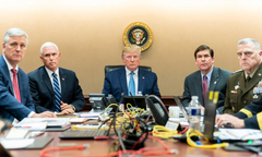 Nhà Trắng đăng ảnh ông Trump ngồi xem chiến dịch tiêu diệt thủ lĩnh IS