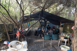 Bên trong trại trú ẩn tạm bợ, người Việt mòn mỏi chờ sang Anh 'đổi đời'