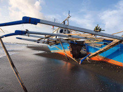 Tàu Trung Quốc tặng ngư dân Philippines bị sóng đánh vỡ đôi