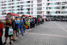 Hàng triệu người Hong Kong đi bỏ phiếu bầu hội đồng địa phương