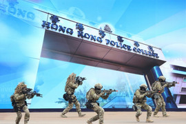 Chụp ảnh biệt đội ‘Phi Hổ’ gần khu biểu tình, một người Hong Kong bị bắt