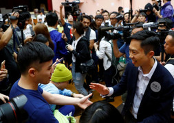 Bầu cử Hội đồng quận ở Hong Kong: Phe ủng hộ dân chủ thắng áp đảo