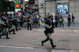 Hong Kong: Người biểu tình đeo mặt nạ đập phá cửa hàng