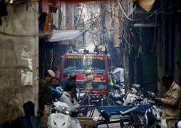 Ảnh: Cháy nhà máy trong khu phố cổ Ấn Độ, ít nhất 43 người chết
