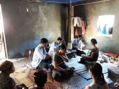 Bác sĩ xuống tâm lũ Mường Lát khám bệnh, phát thuốc cho dân